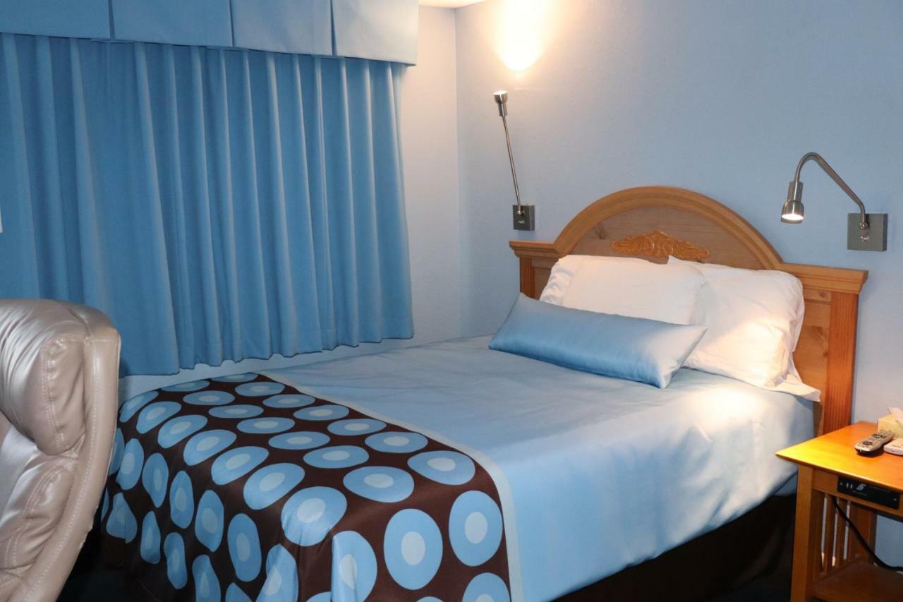 Hitching Post Country Motel Cornwall Экстерьер фото