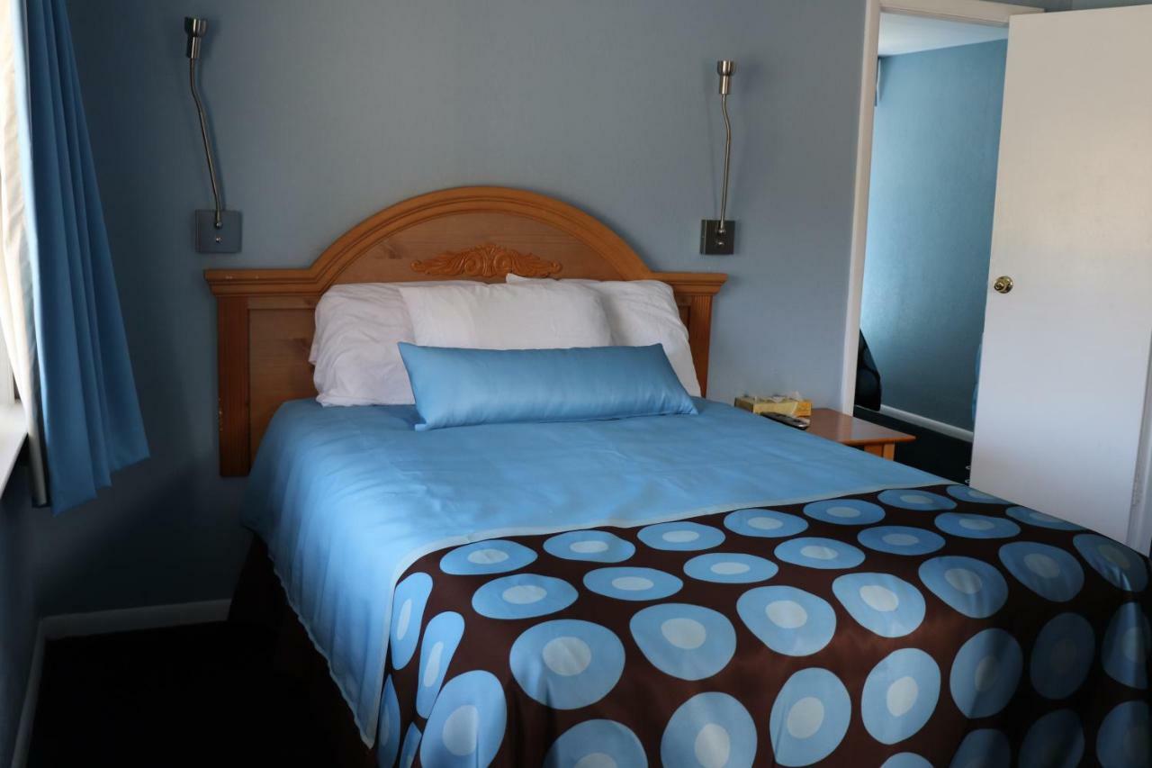 Hitching Post Country Motel Cornwall Экстерьер фото